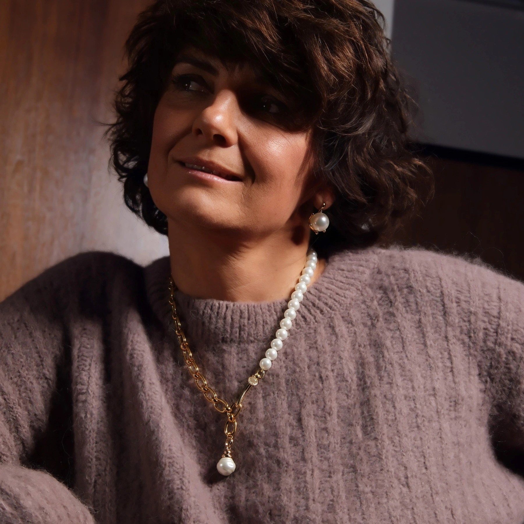 Krótki pozłacany naszyjnik z białych pereł i łańcucha. OGNISTY TEMPERAMENT