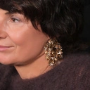 Długie kolczyki ze złotymi kwiatkami z cekinów. LUZ BLUSZCZ