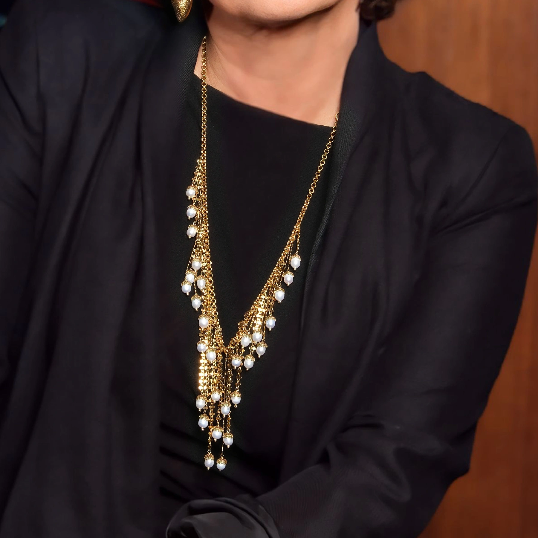 Złocony naszyjnik z kaskadą łańcuszków z perłami. FELICITA