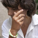 Bransoletka na gumce z perłą i pomarańczowymi koralikami. BRZOSKWINKA