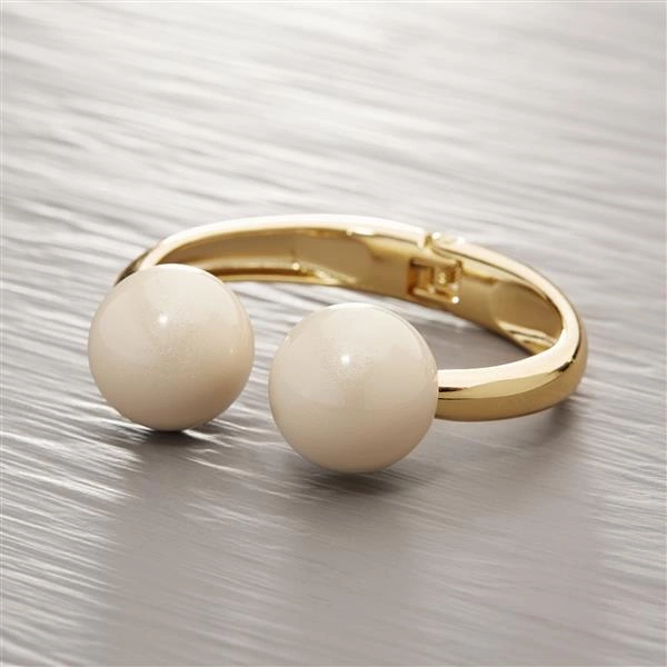 Sztywna złocona bransoletka z kulami w kolorze ecru. VANILLA ICE CREAM