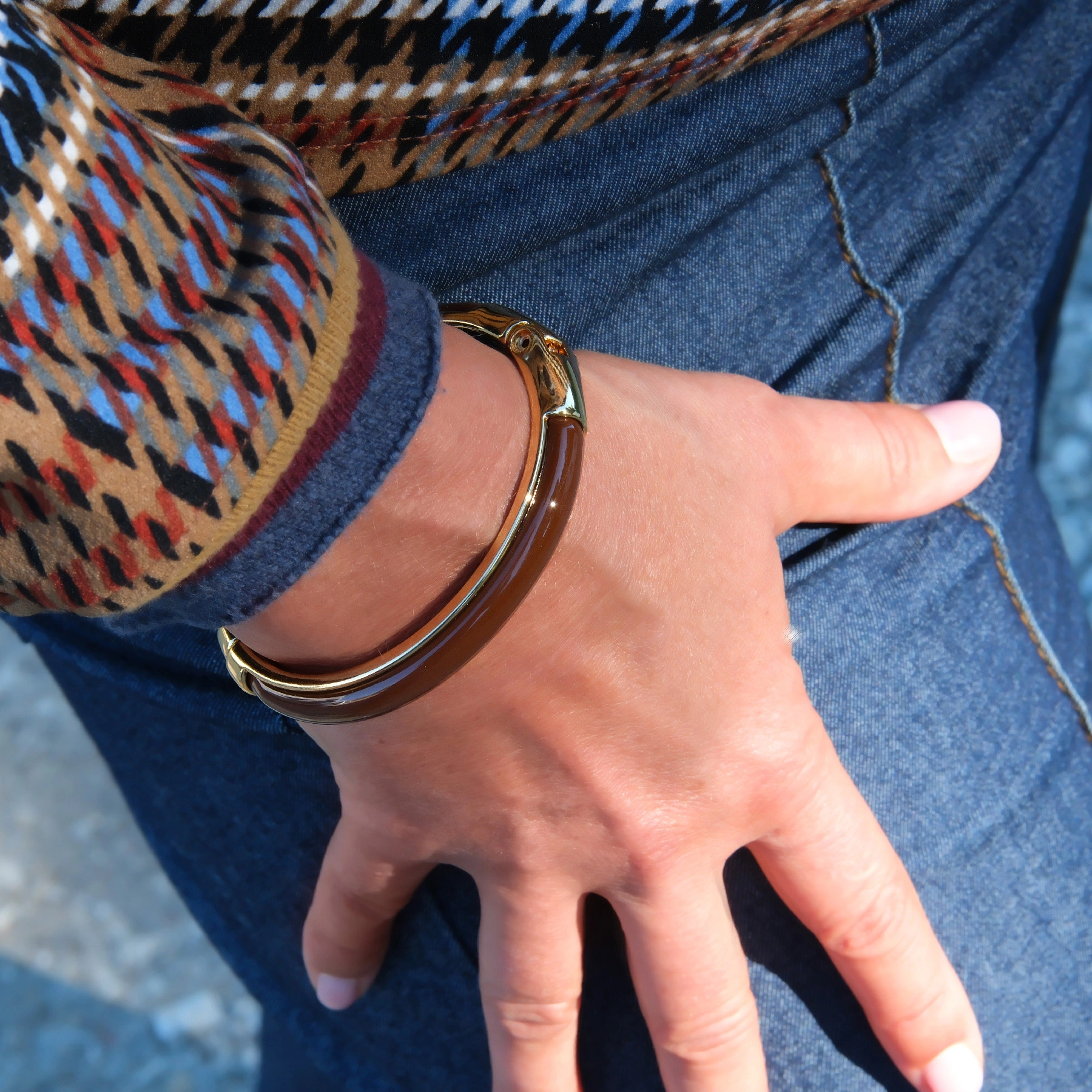 Złocona bransoleta z dekorem z akrylu w kolorze mokka. CAFE MOCCA