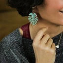 Kolczyki wiszące z turkusowym liściem monstery. ODROBINA EGZOTYKI