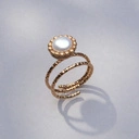 Pierścionek z perłą w oprawie z diamentowych łańcuszków. MGŁA NAD UMBRIĄ