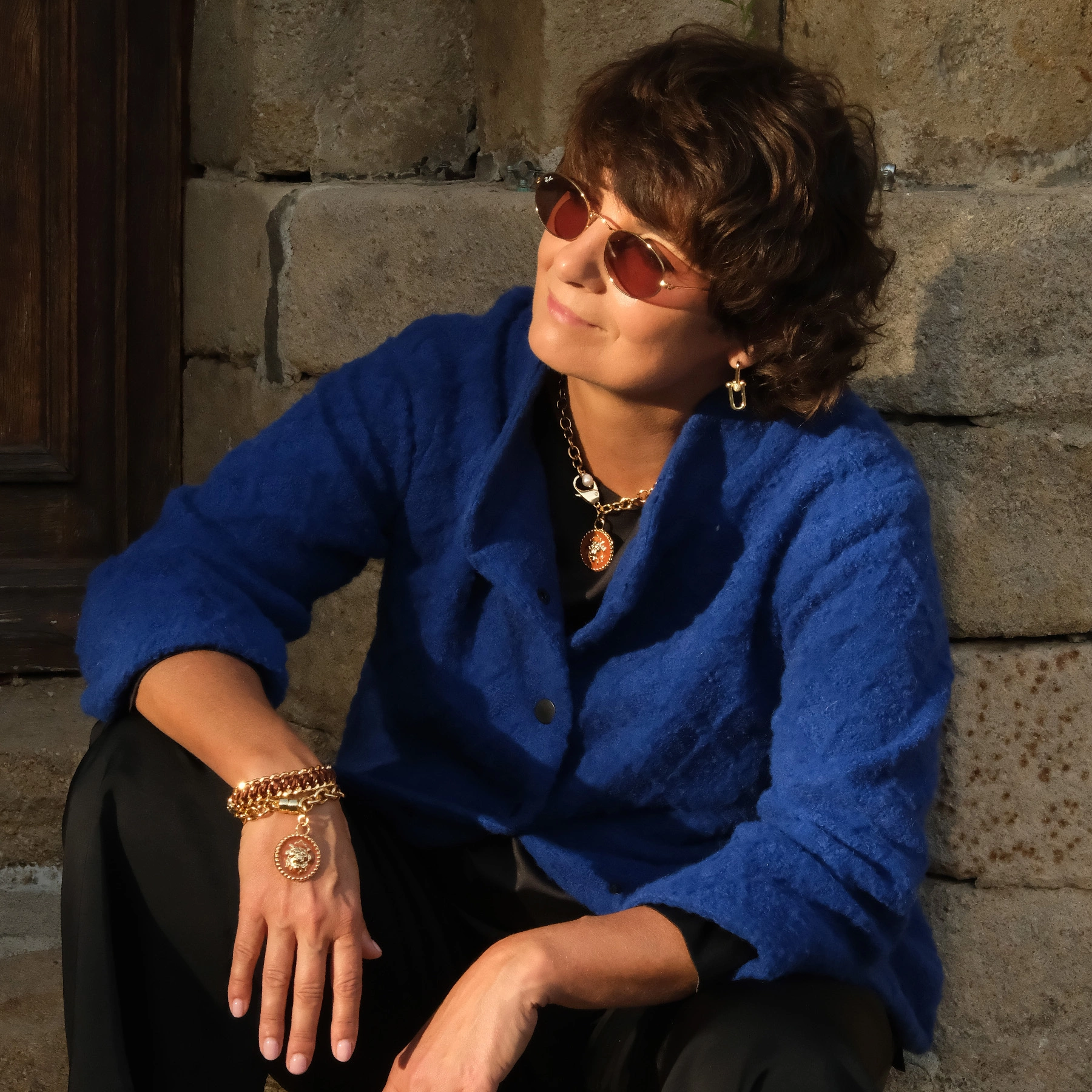 Pozłacany wisior z łańcucha z ozdobnym medalionem. AMAZONIA