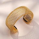 Szeroka sztywna pozłacana bransoletka z ażurowym wzorem. TWOJA PRZESTRZEŃ