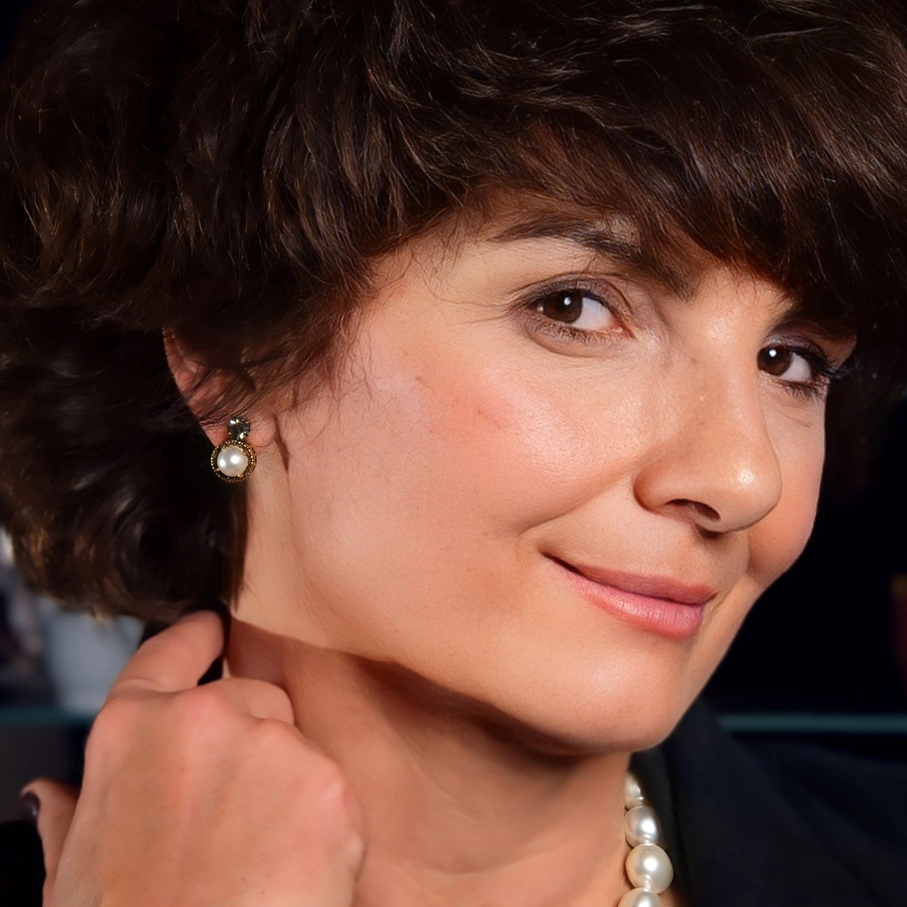 Złocone kolczyki z perłą i kryształem black diamond. JACKIE