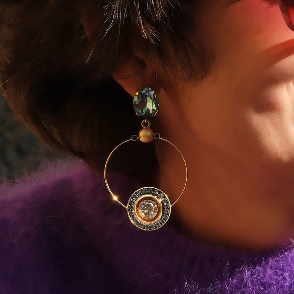 Złocone kolczyki z kryształkami w black diamond i szampanie. OKRĄGŁY ROK