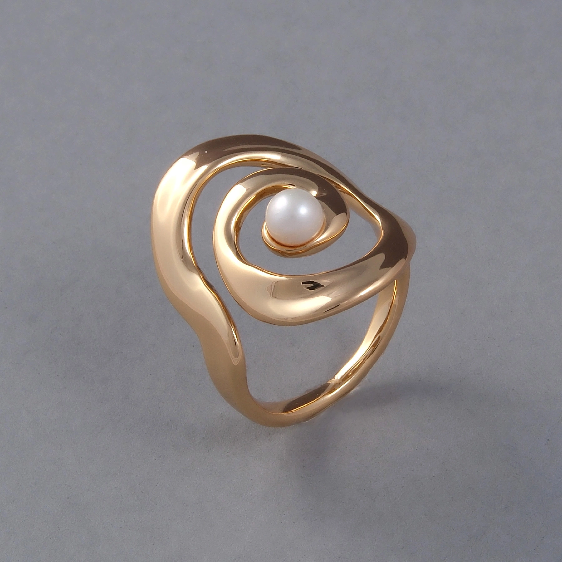 Pozłacany pierścionek w kształcie wiru z małą perłą. SIERRA NEVADA