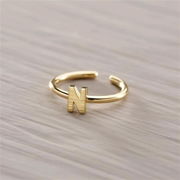 Złoty regulowany pierścionek z ozdobną literką N. N - NATALIA