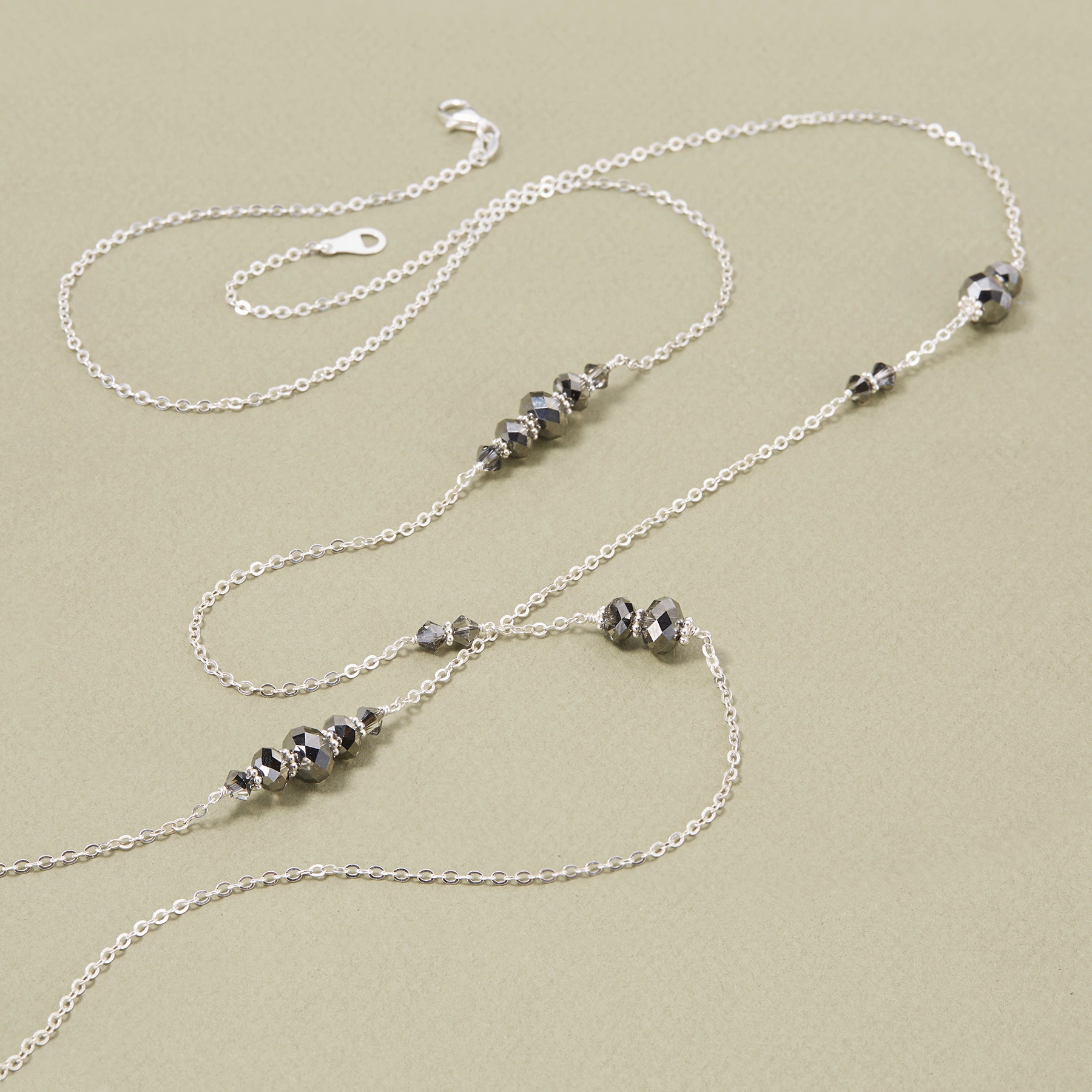 Długi naszyjnik na srebrnym łańcuszku z kryształkami. POWIEW WIATRU