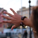 Złocona bransoletka z panterami w kolorze cabernet. SERENA