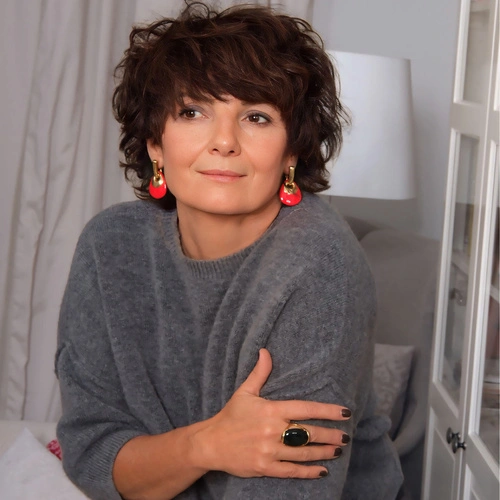 Pozłacany pierścień z owalnym czarnym agatem. CZARNY AGAT