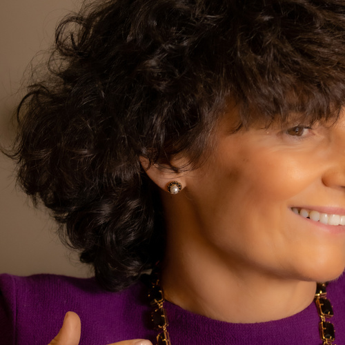 CAFÉ FRANCÉS. Pendientes tachuelas con perlas