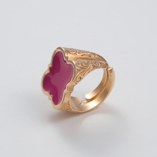 Pozłacany pierścień z różowym motywem romańskim z emalii. FUCSIA ROMANA