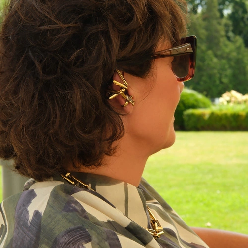 Prawa pozłacana nausznica z prostokątów z kryształami. OKNA DUSZY