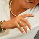 Wąski pozłacany pierścionek o tłoczonej powierzchni. ALEJA GWIAZD