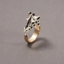 Pozłacany pierścionek z emaliowaną głową żyrafy. GŁOWA DO GÓRY