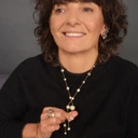 Długi naszyjnik zdobiony perłami i kryształami. BRYZA