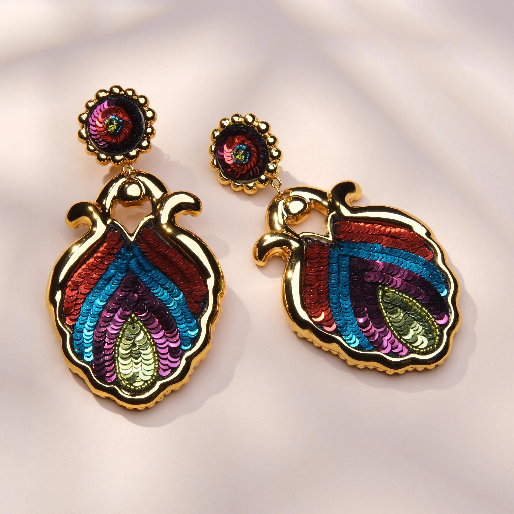 Złocone kolczyki z rozetą i muszlą z kolorowymi cekinami. TĘCZA NAD RIWIERĄ