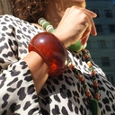 Krótki naszyjnik z zielono-białymi kulami z żywicy. KROK SALSY