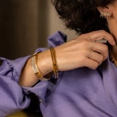 Sztywna pozłacana bransoletka w kształcie ośmiokąta. MIĘDZY SŁOWAMI