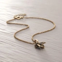 Krótki wisiorek z pszczołą wysadzaną granatami. NATURA PSZCZOŁY