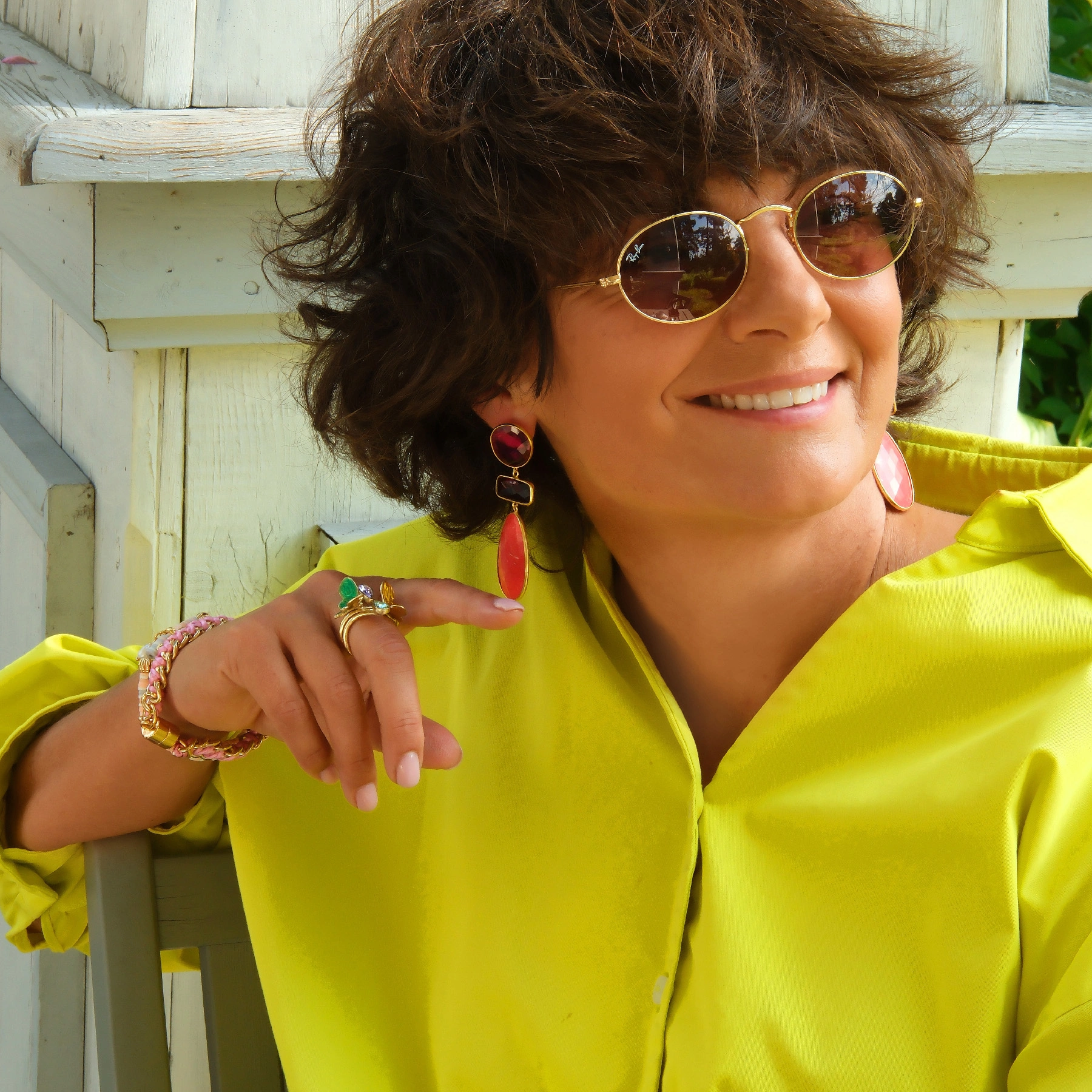 Pozłacane kolczyki z dekorem z żywicy i kryształami. SOCZYSTA PAPAJA