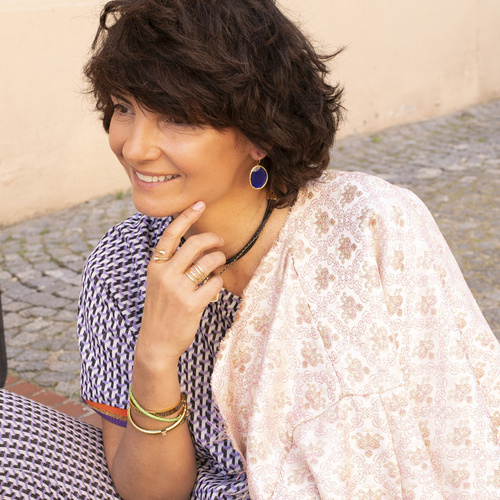 CON AGRADECIMIENTO. Un anillo delicado con bolas blancas.