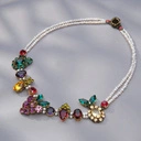 Naszyjnik z białych koralików z owocami z kryształków. MUZA LETNIEGO SADU