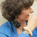 Pozłacane kolczyki koła z czarnymi kwiatami z tkaniny. GOTYK