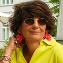 Kolczyki w kształcie różówych kwiatów na złoconym drucie. RAJSKA ŁĄKA