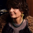 Krótki złocony naszyjnik z pereł w zieleni i fiolecie. ZBLIŻAM SIĘ