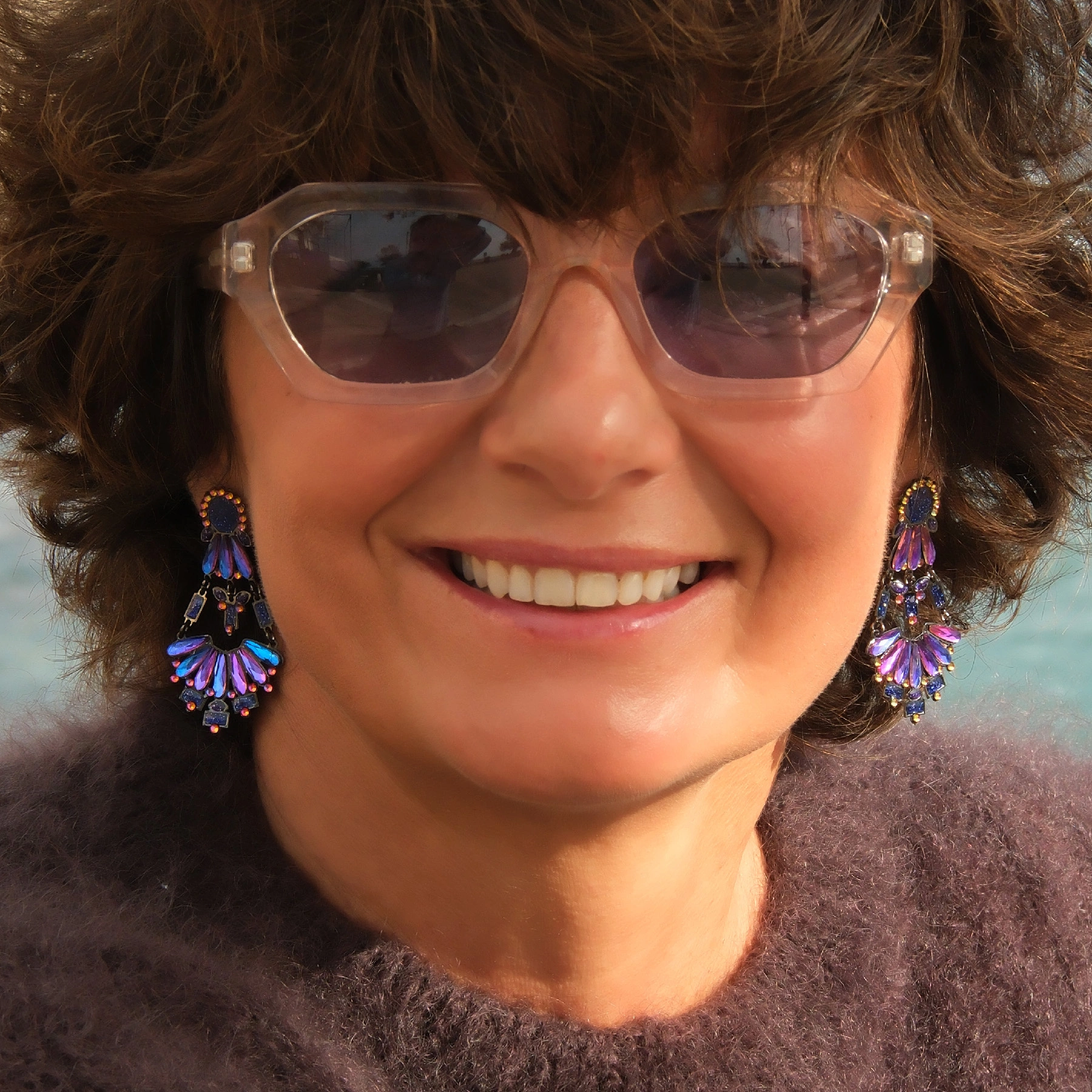 Kolczyki z motylem i płatkami z benzynowym połyskiem. CARNEVALE DI LUCE