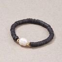 Bransoletka na gumce z czarnych koralików z perłą. LUKRECJA