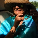 Pozłacane kolczyki z muszlą osadzoną w łańcuszkach. ECHO OCEANU