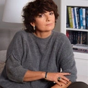 Złocony pierścień z sodalitem w oprawie z cyrkoniami. KAMIEŃ PRAWDY