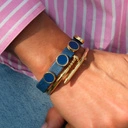 Sztywna bransoletka w kształcie zagiętego gwoździa. POZYTYWNY GWOŹDZIK