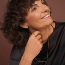 CON AGRADECIMIENTO. Un anillo delicado con bolas blancas.