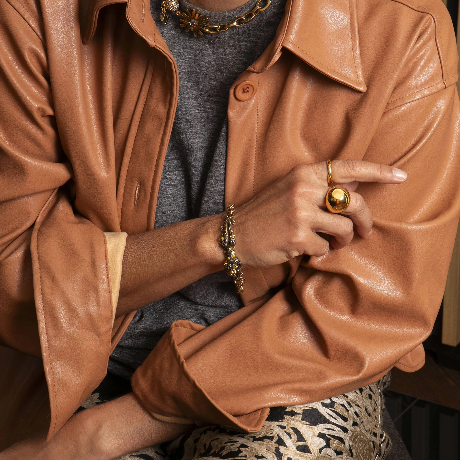 Otwarta pozłacana obrączka w kolorze Vintage Gold. PLUS MINUS