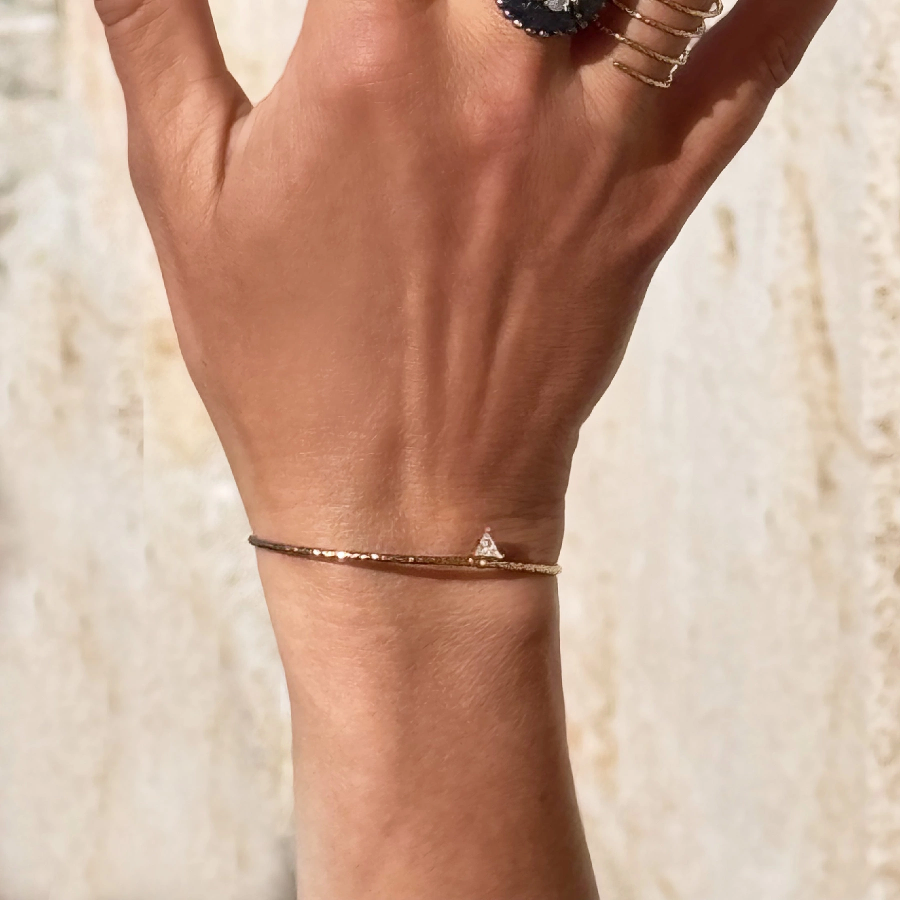 Pozłacana bransoletka z trójkątnym krysztakiem. ŚWIATŁO W ZENICIE