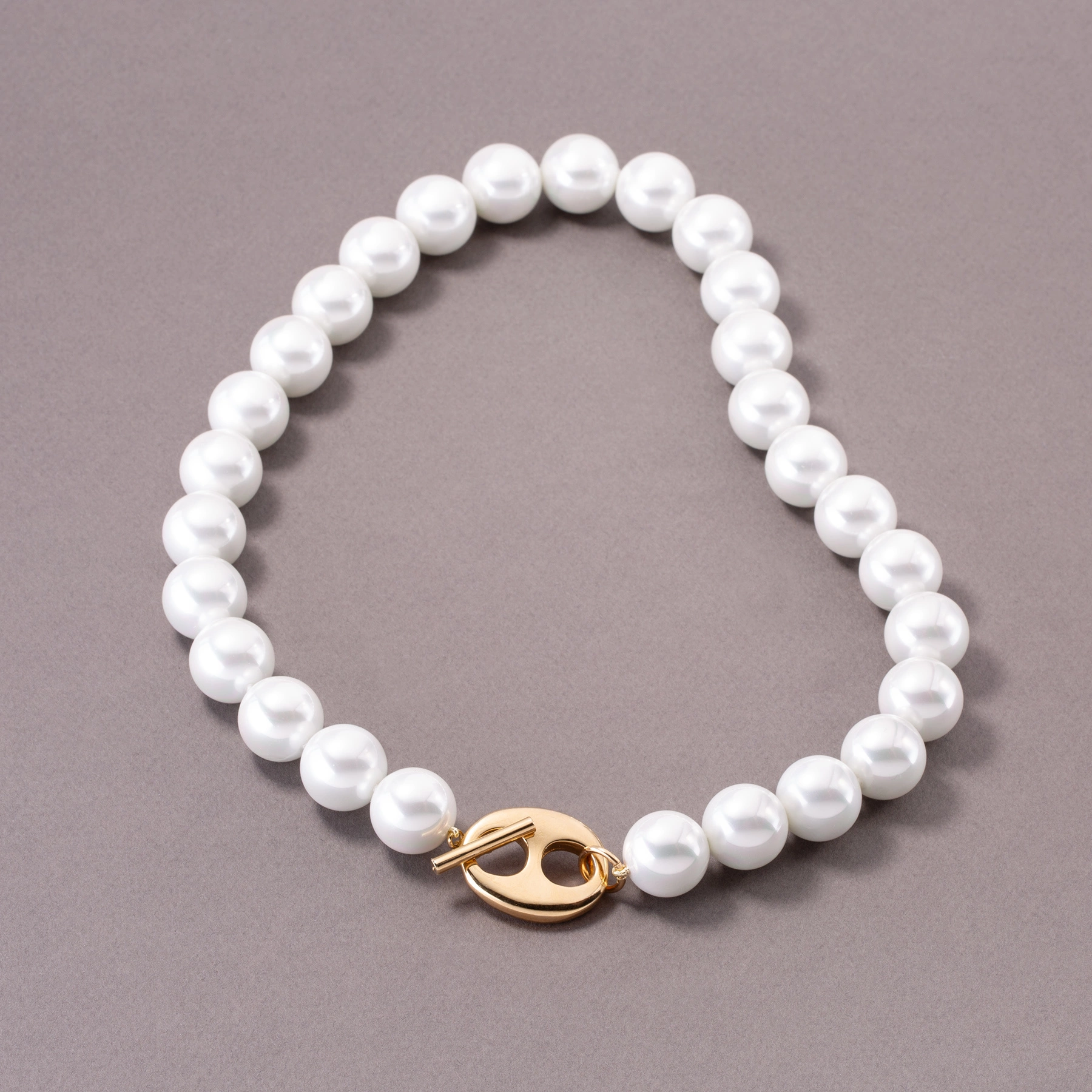 Naszyjnik ze szklanych pereł Majorka ze złotym zapięciem. BIAŁA POŚWIATA