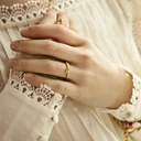 Pozłacany pierścionek z opalowymi kryształami. TU I TERAZ