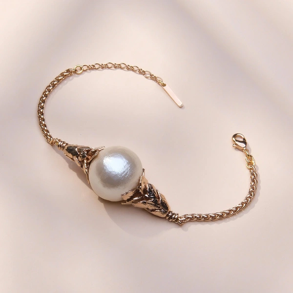 Złocona bransoletka z perłą bawłenianą w objęciu liści. PERŁA RIWIERY