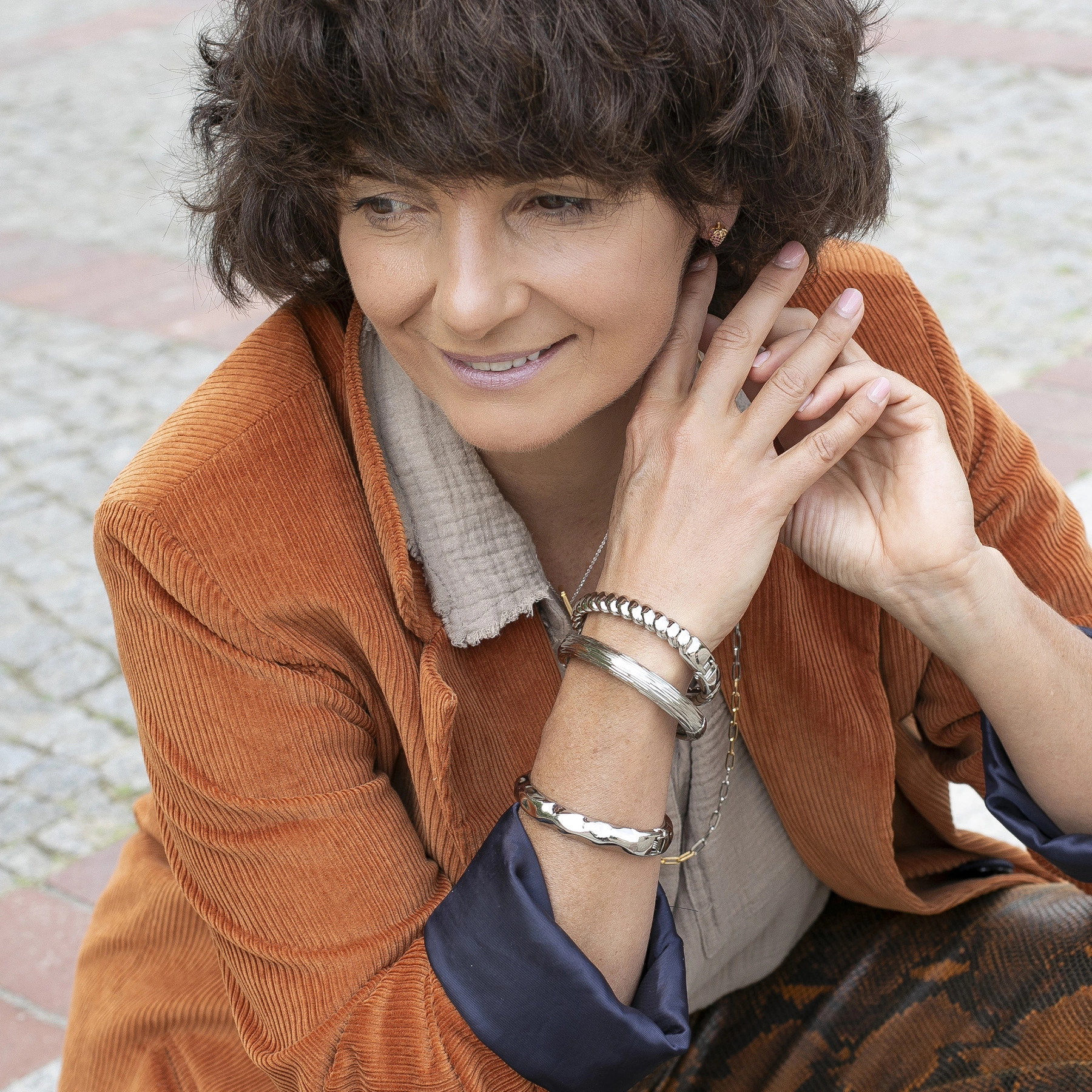 Sztywna srebrzona bransoletka o wytłaczanej powierzchni. SILVER MOON