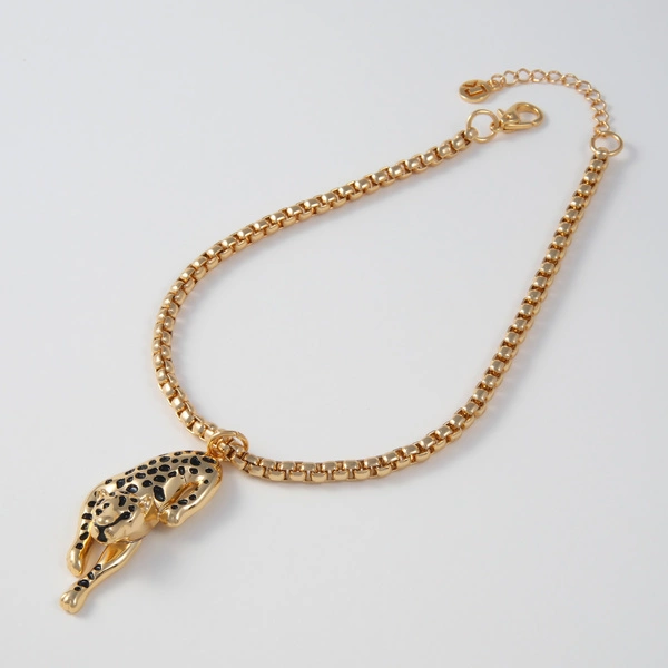 Krótki pozłacany naszyjnik z zawieszką z jaguarem. ODGŁOS AMAZONII