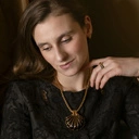 Złota pancerka z lakierowanym paskiem z ekoskóry. CAFFE LATE