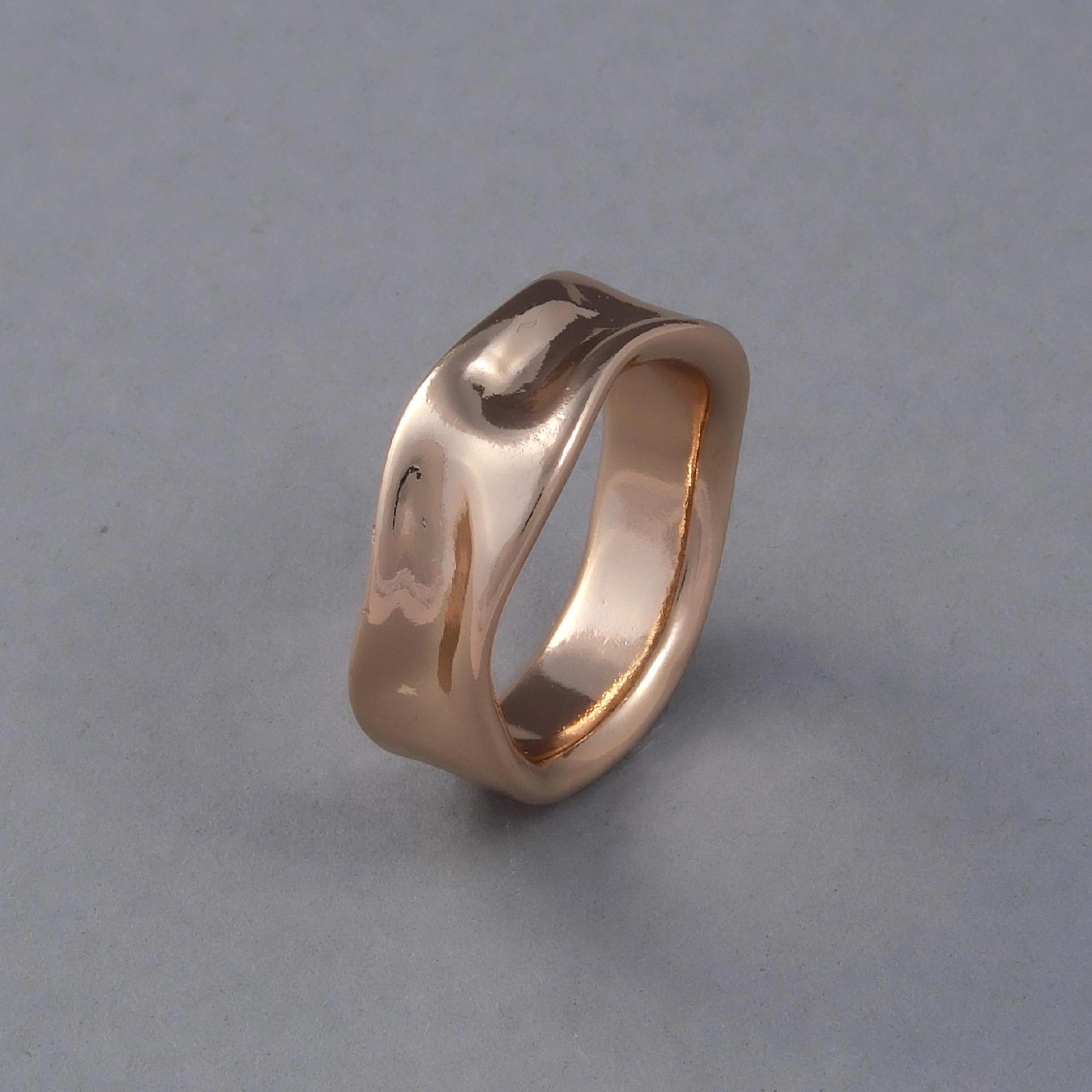 Wąski pozłacany pierścionek o tłoczonej powierzchni. ALEJA GWIAZD