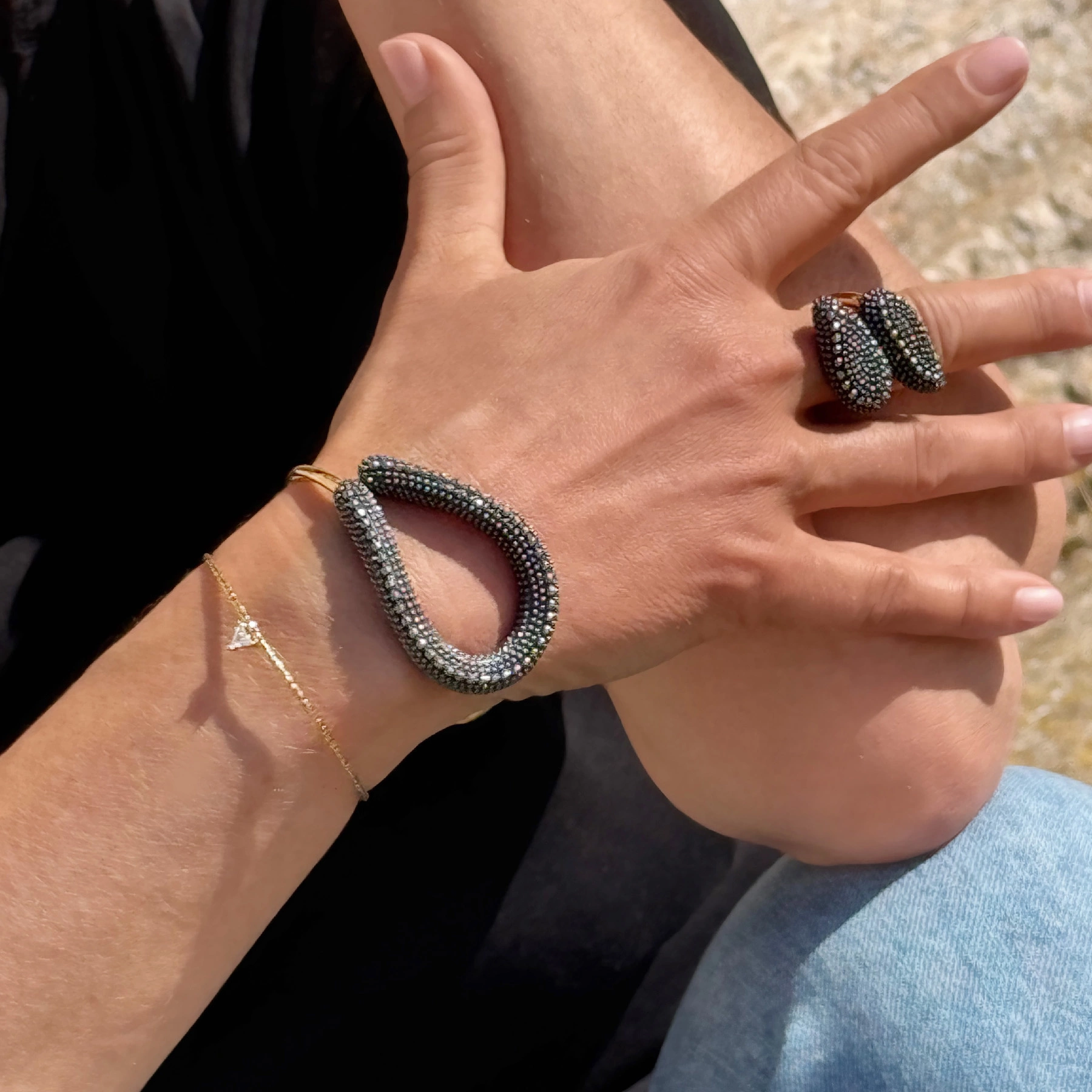 Pozłacana bransoletka z trójkątnym krysztakiem. ŚWIATŁO W ZENICIE