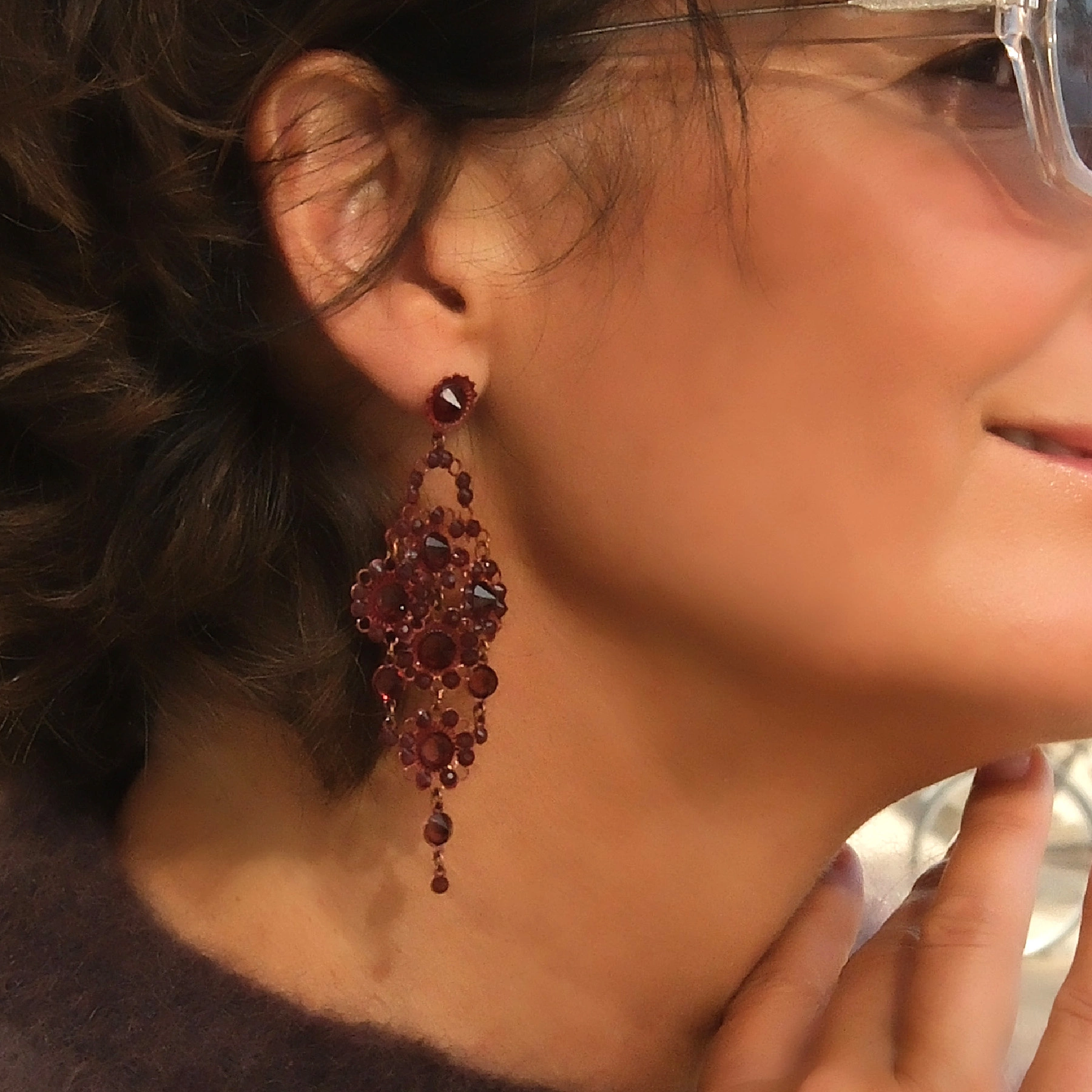 Kolczyki z motywem kwiatów z kryształami w tonie cabernet. LOT ANIOŁA